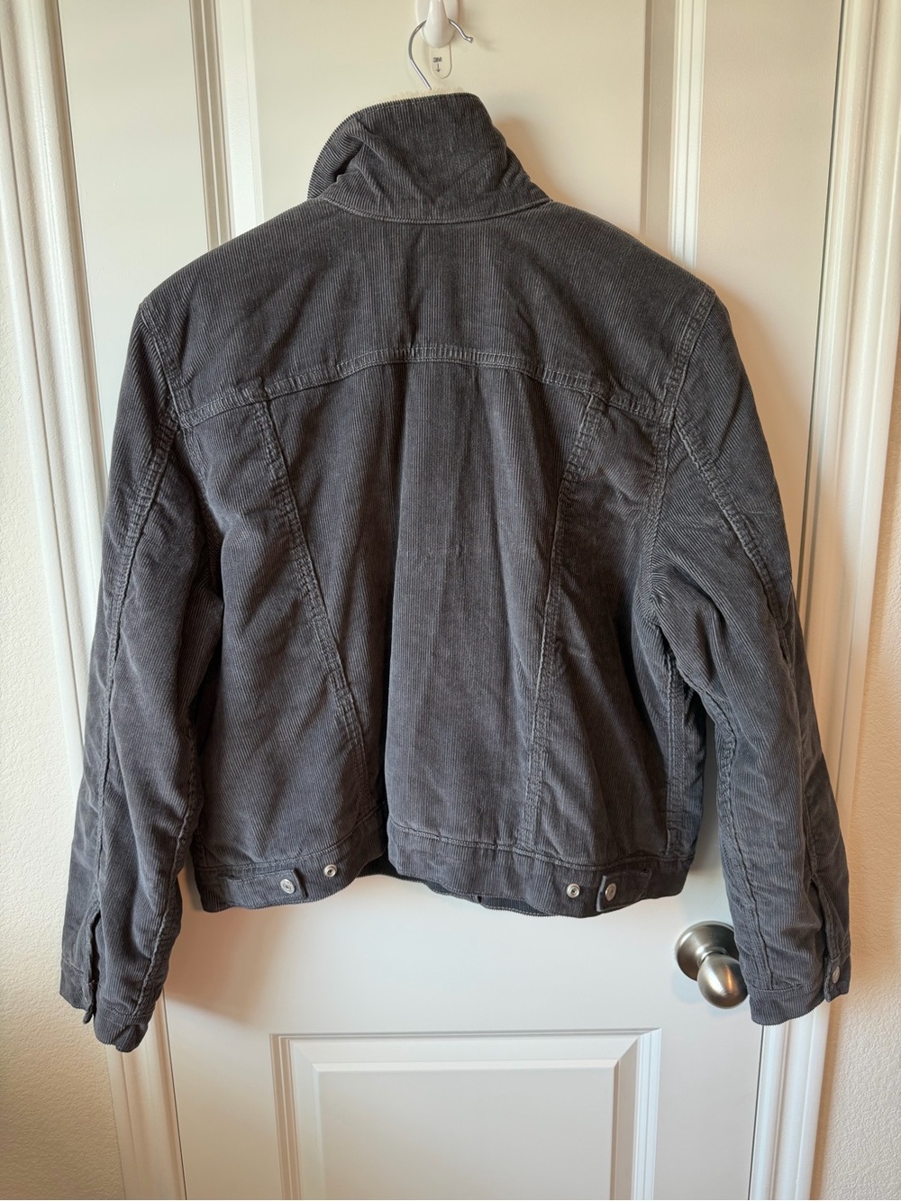 ⚡️Levi's Women's Sherpa-Lined Trucker Jacket - Charcoal with Cream Collar - Picture 4 of 7
